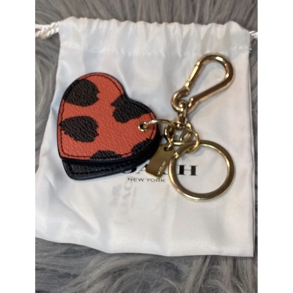 COACH LEATHER DOUBLE HEART MIRROR IN LEOPARD PRINT CHARM KEY CHAIN‎ FOB - F54917